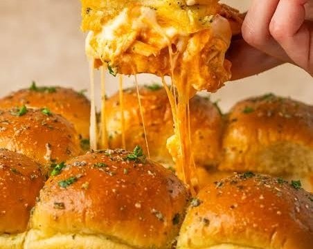 Easy Garlic Butter Buffalo Chicken Pull Apart Sliders suggested serving