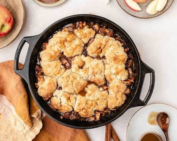 Viral 15 Minute Skillet Caramel Apple Cobbler Hack top view